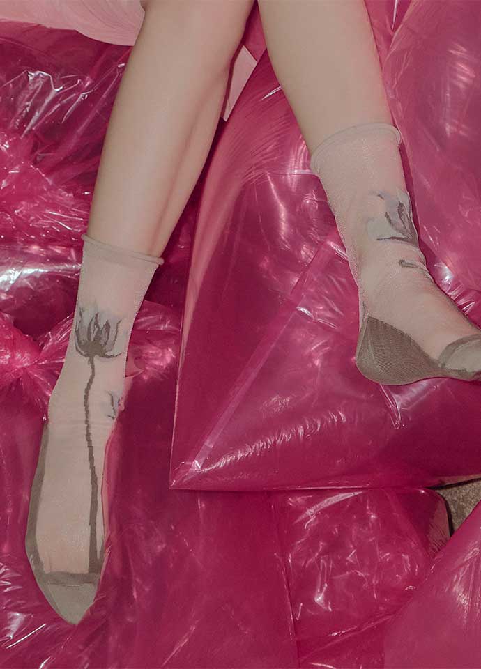 靜謐花影透紗不對稱設計中長襪